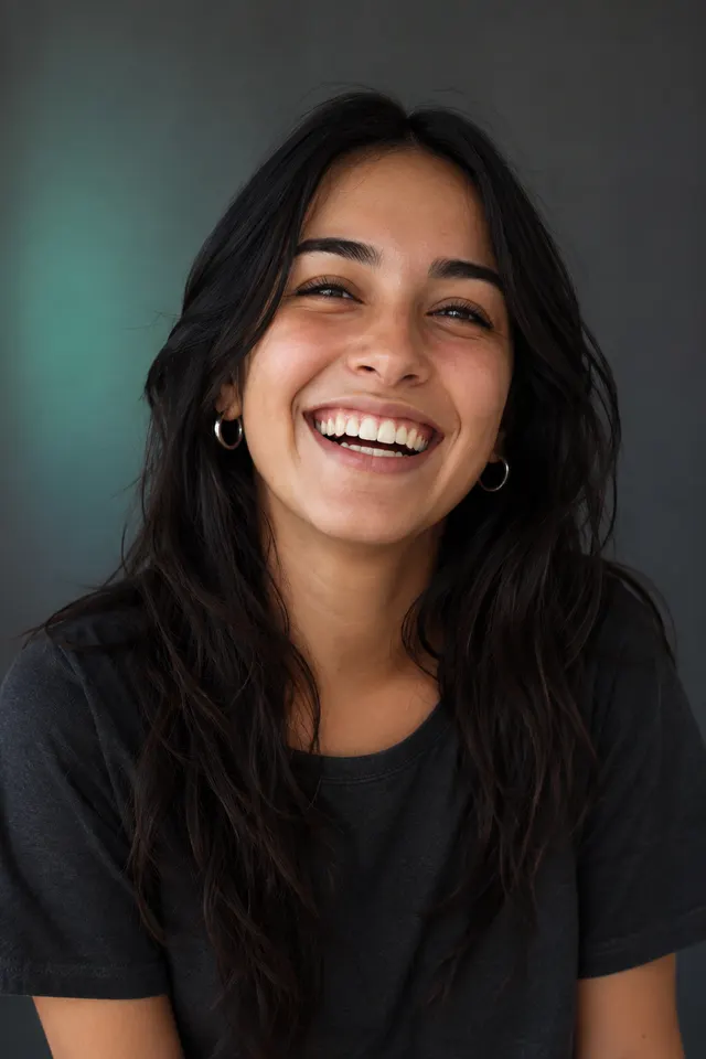 Retrato de Julieta Bustos, community manager de Play Arena Hub, riendo